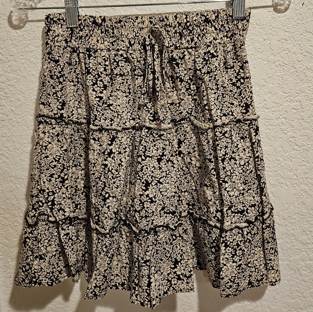 Floral Black and Beige Skirt Size M